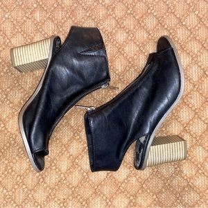 NWOT Women’s Black Pleather Zip Up Wedges Size 6